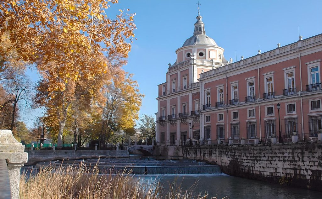 El Palacio Real y el río Tajo en otoño