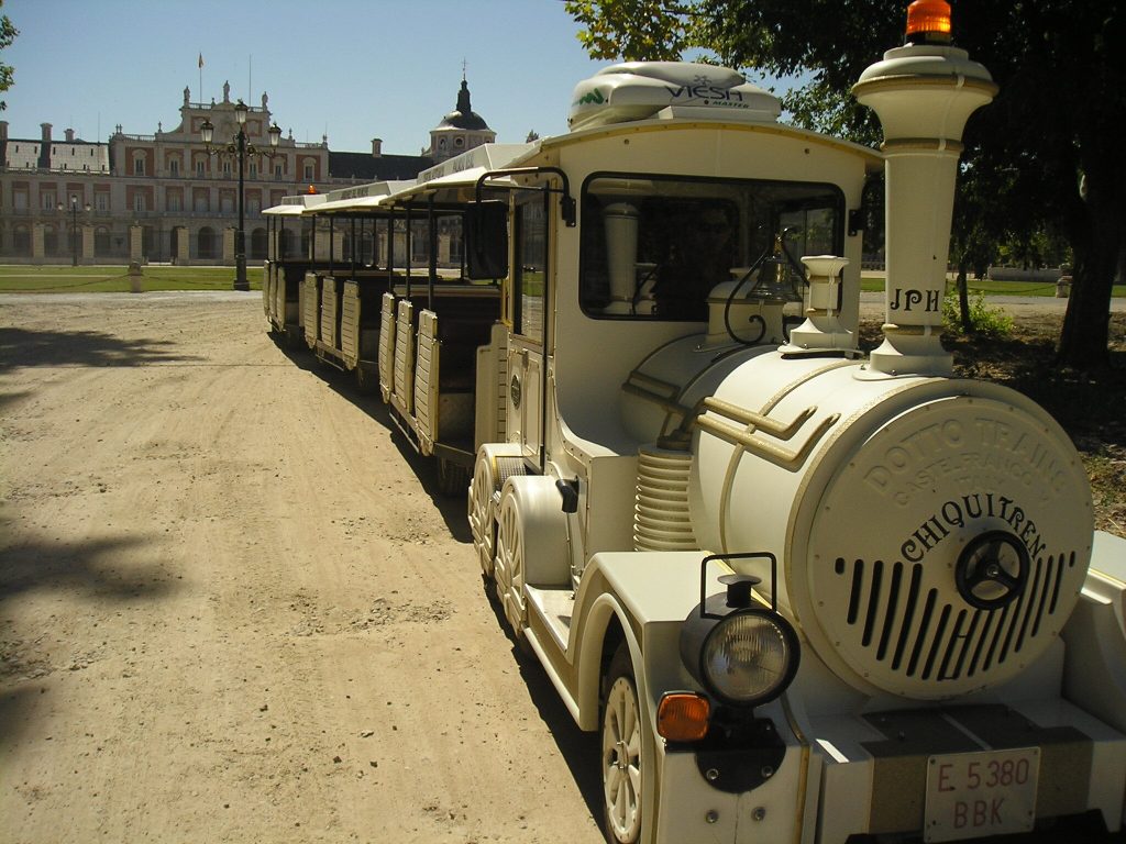 El tren turístico de Aranjuez, el Chiquitrén, durante su recorrido por el Real Sitio