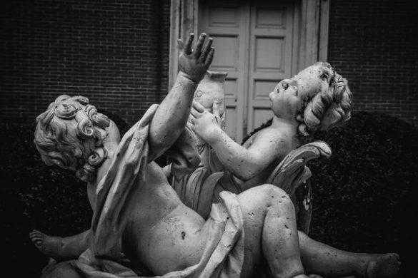 Grupo escultórico de angelotes con un ánfora en los jardines del Palacio Real de Aranjuez
