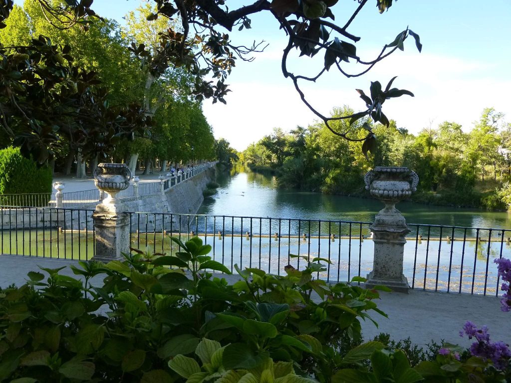 Paseo de ribera con balaustrada y estatuas en los jardines de Aranjuez