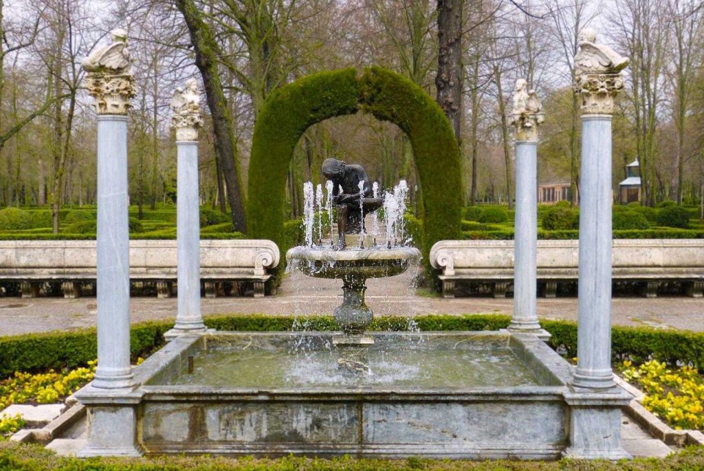 Fuente y arco de setos en los jardines de Aranjuez durante una visita guiada