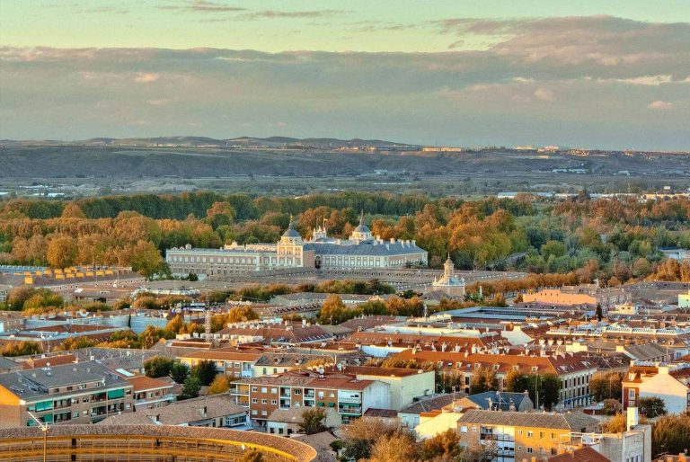 Globo aerostático volando sobre Aranjuez al amanecer
