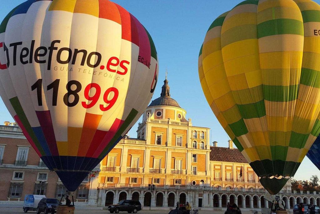 Globo aerostático inflado y listo para despegar en Aranjuez